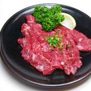 ハラミ独特な香り、味、歯応え、噛みしめれば噛みしめるほど肉本来の深い味わいが出て美味、人気の逸品です