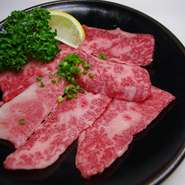 枝肉の塊の中から、柔らかい部位のみピックアップ。これぞ、カルビの中のカルビ！