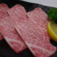 厳選された黒毛和牛、枝肉の塊からさらに質の良い柔らかいところだけチョイスした最高の美味しさです。