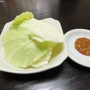 自家製味噌付。パリパリ食感で、隠し味に２０種類以上の食材を使用した、自家製味噌をつければやみつきに！