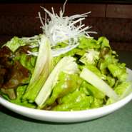 当店しか味わえない、ニンニクベースの自家製ドレッシングで、食べやすさと、クセになる美味しさです。