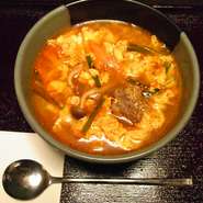 スープは、牛骨、鶏ガラ、野菜等を手間かけ、コトコト大鍋で２日間煮込んでねかせてから、提供しています。