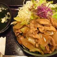 サラダ、ライスのボリューム、豚肉に秘伝タレがしみ込んだ味がたまらない。