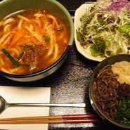 スープは牛骨、トリガラ、野菜等、コトコト大鍋で１０時間火を止めず
煮込んだコクのあるスープです。