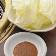 隠し味に20種類以上の食材を使用。オリジナルブレンドの自家製みそソースをキャベツにつければやみつきに。