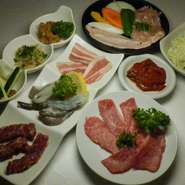 ２時間飲み放題付、金額は税込価格です。
宴会のお席の時間は、営業時間中無制限です。
＊個室は、3名～１２名（６名×２部屋）、ホールは、
　１５名～２５名もあります。
＊その他宴会メニューも、ご予算に応じます。
＊予約は、３名様から前日までに、ご予約下さい。
　写真はイメージです。