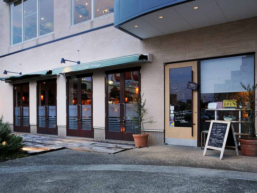 ランチ11時から。ディナー15時30分から営業中