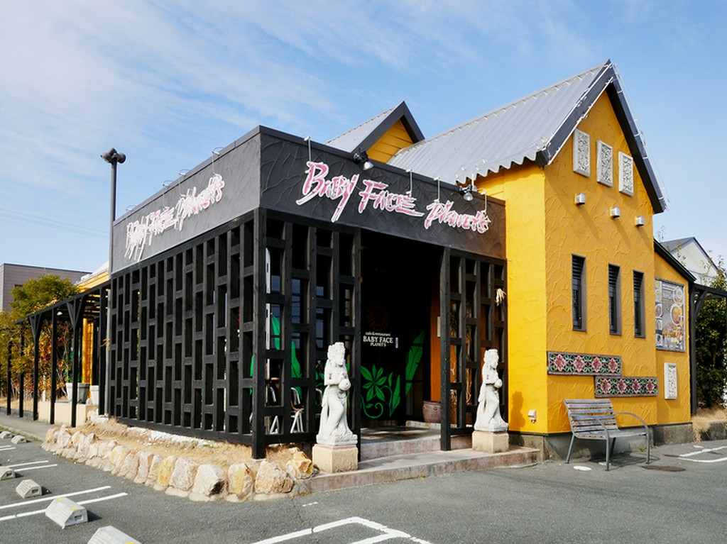 大きな看板がお出迎え