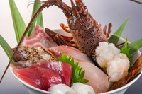 活伊勢海老がのった海鮮丼。伊勢海老の頭は赤だしへ。