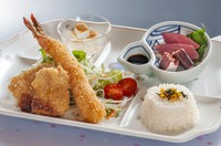 海老フライ、お造り、ご飯、デザートともう一品が入った小学生以下限定ランチ。
こちらは、夜も可です。