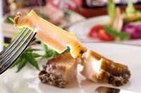 地元の海女さんが捕った天然物のみを使用。7月からは三重県産天然アワビを中心としたコース料理をご用意！
地元で鮑が獲れる５月～8月中旬までの期間限定です。
