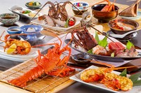 伊勢海老をお造り、蒸し、ちり蒸し、茶碗蒸し、伊勢海老タルタル焼き、伊勢海老鬼瓦焼き、伊勢海老頭味噌汁と5尾分お召し上がりいただけるコース料理