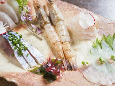 選りすぐりの銘酒と、地産食材を生かしたお料理をご堪能下さい