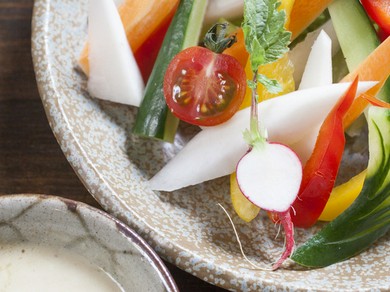 鮮やかな季節の食材をあつらえたコースは、お食事会にもおすすめ