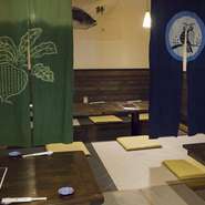 足を伸ばしてゆったり過ごせる掘りごたつのお座敷席ではさらにおしゃべりも弾みます！　オープンな作りになっているのでご宴会など人数の多いシーンに便利です。