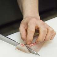 料理に使うダシからデザートまですべて自家製というのが自慢。食材と味にこだわった本格創作和食をリーズナブルな価格で楽しめます。各地の銘酒をあてに、美味しいお食事をお愉しみ下さい。