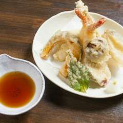 カラッと揚がった衣がポイント！　『季節の天ぷら盛り合わせ』