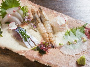 新鮮な魚介を贅沢に盛った『朝獲れ得刺盛り』