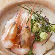 日本海で獲れた新鮮な旬の魚介を使用。プリップリの歯ごたえと旨みがたっぷりと凝縮しています！