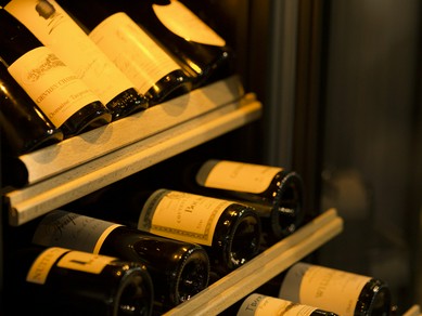 店内にワインセラー完備、世界のワインが揃っています