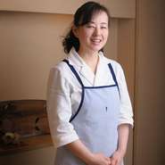 女将の山崎さんがつくる鍋はとてもシンプルで奥深く、季節を感じてもらえるようにと旬の食材に少しだけ手を加え、江戸料理ならではの組み合わせで料理をつくります。塩分控えめの「毎日食べられる料理」が基本です。