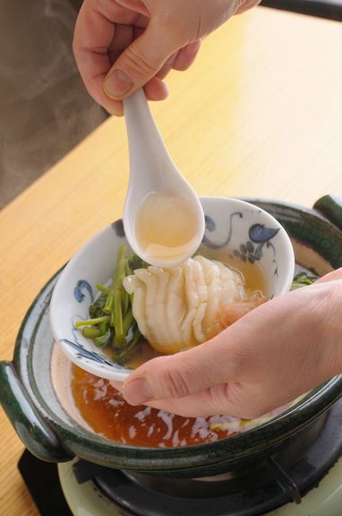 旬の食材1種で、2種の異なる鍋が同時に楽しめます