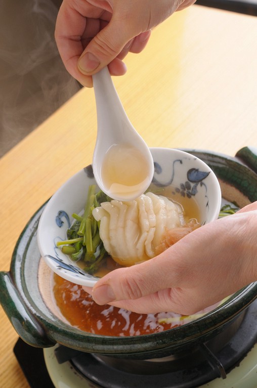 旬の食材1種で、2種の異なる鍋が同時に楽しめます