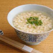 豆腐を米に見立てたお椀です。煮すぎないよう、豆腐の芯に火が入る手前で火からおろします。ほんのりとろみのついた優しい味と、今まで味わったことのない食感が楽しめる一品は、ダイエットにもおすすめです。