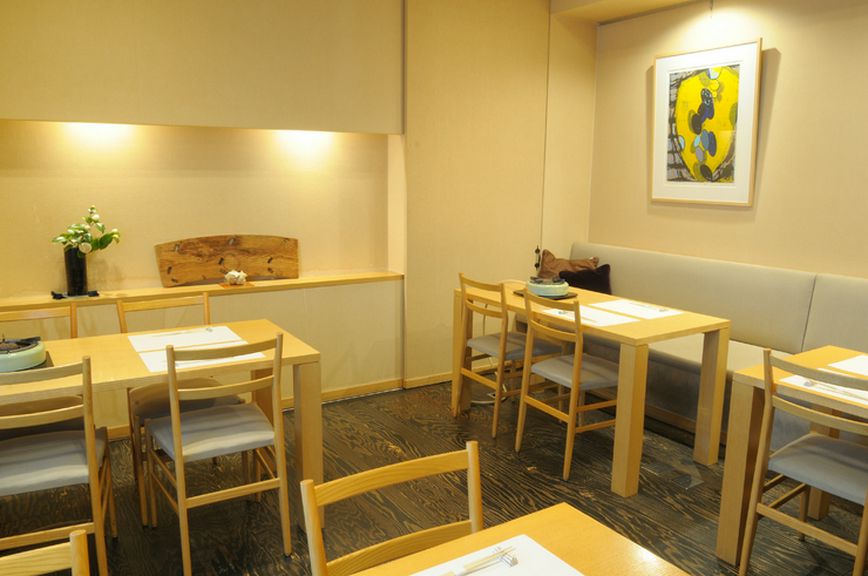 惚れ込んだカッシーナの椅子に合わせた優しいぬくもりの店内