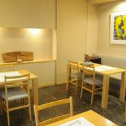 店内は、4名がけのテーブルが4つ。各テーブルに担当の給仕さんが付き、鍋の取り分けもすべてお任せ。すべては「料理をもっともおいしい状態で味わって欲しい」から。そのため、料理を思いきり楽しむことができます。