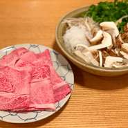 毎年9月だけの限定メニュー 。
たっぷりの松茸と国産の牛肉を使い、秋の味覚を存分にお楽しみください。
(※写真は2名様分の盛り付け例です)