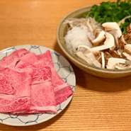 毎年9月だけの限定メニュー 。
たっぷりの松茸と国産の牛肉を使い、秋の味覚を存分にお楽しみください。
(※写真は2名様分の盛り付け例です)