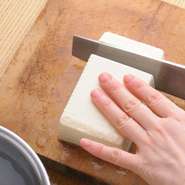 絹ごし豆腐を使い、極小のさいの目にしてつくる豆腐粥。出汁の香りと、淡い塩味で体に優しい味わいです。