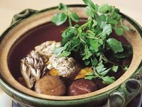 合鴨のミンチのお肉に豆腐を合わせ丸に取った物をお野菜と一緒にお鍋で召し上がっていただきます。