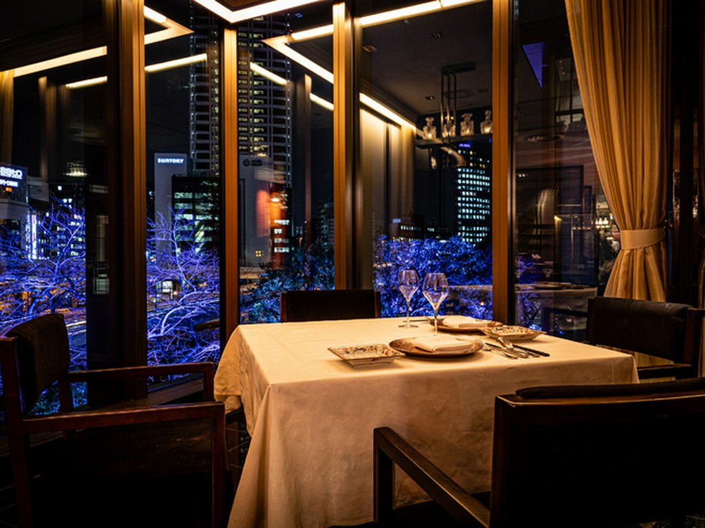 個室も備えた上質な空間が広がります