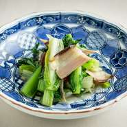 空輸した台湾A菜と自家製の干し肉を塩味でシンプルに炒めた、定番の人気メニューです