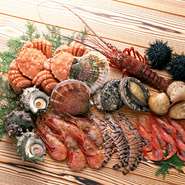 どんな食材と合わせてもぶつかることなく、貝ならではのダシとコクをプラスしてくれるあさり。炒め物、煮物、スープと、調理法もオールマイティなので、常備しておきたい食材です。