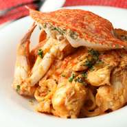 新鮮な渡り蟹をまるごと使っています。まろやかなトマトクリームソースが蟹と絡まりやさしい味です。