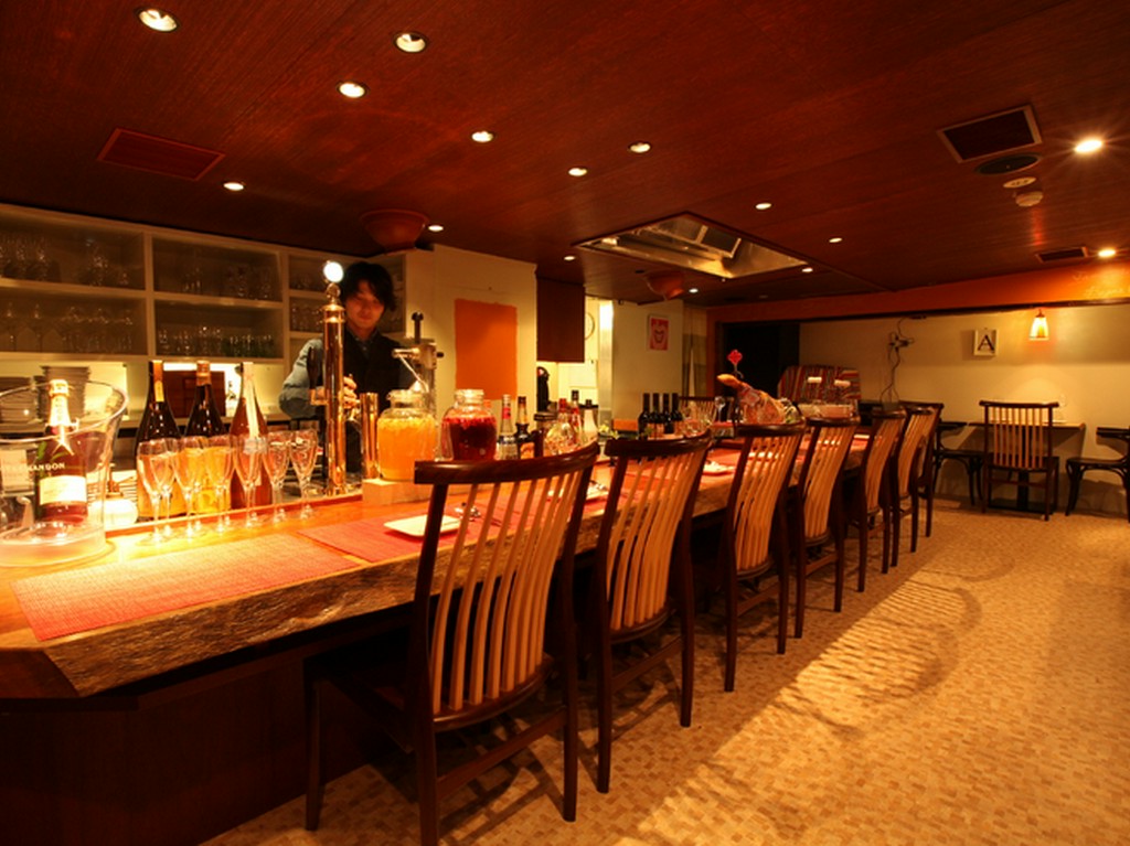 カウンター席10席。お一人でも気軽に利用ください