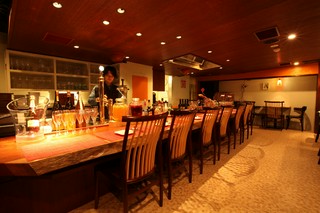 カウンター席10席。お一人でも気軽に利用ください