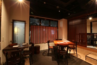 テーブル席2名～10名席。渋谷道玄坂の隠れ家バル