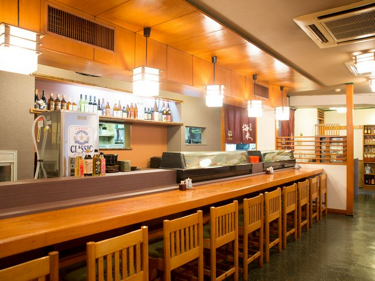 料理人との会話も楽しい、カウンター席
