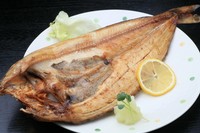 羅臼産のほっけをさっと炙って。ホロッとほぐれる身とジューシーな味わいに、お酒もぐんぐんすすみます。