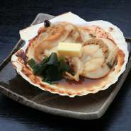 北海道野付産の特大帆立を焼き、醤油とバターをのせて。プリプリッとした帆立の風味が贅沢に味わえます。