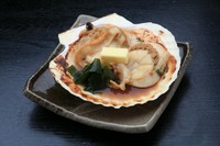 北海道野付産の特大帆立を焼き、醤油とバターをのせて。プリプリッとした帆立の風味が贅沢に味わえます。