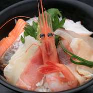 鮮度抜群の旬の魚介をふんだんに使用した一皿。その日に仕入れたおいしいものがたっぷりです。