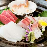近海でとれた新鮮な魚介をふんだんに使った一皿。プリプリとした食感と旨みに、お酒もぐんぐん進みます。