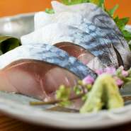 新鮮な鯖を使い、料理人自らが調理。酸味が控えめで、鯖本来の旨みが楽しめます。