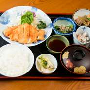 外はカリッと中はジューシーなチキンかつを、あっさりとぽん酢で。ランチタイムにうれしい一品です。