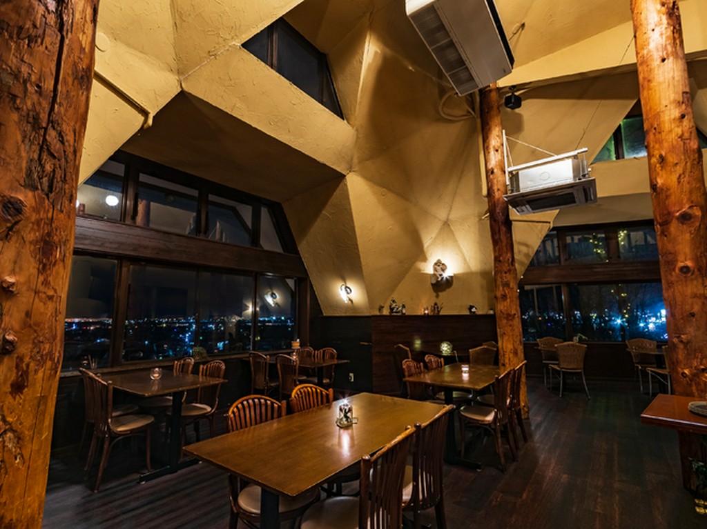 旭川の夜景が一望できる窓際の席